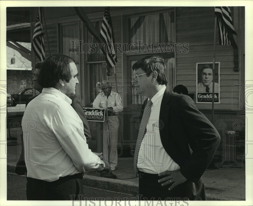 1986 Press Photo Charles Graddick speaks to man at campaign event in Alabama - Historic Images