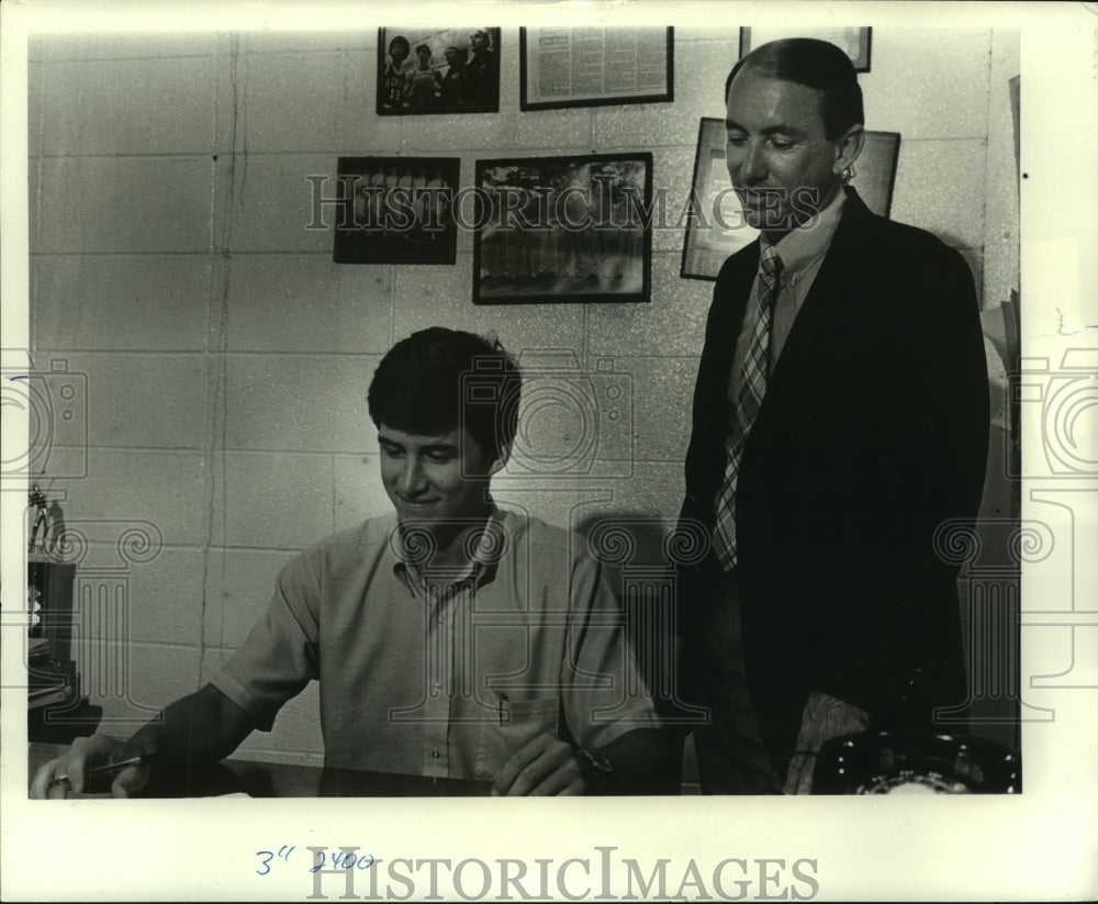 1982 Press Photo Mark Gottfried with Man signing Document in Office- Historic Images