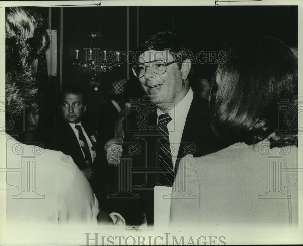 1982 Press Photo Charles Graddick greeting a group, Alabama- Historic Images