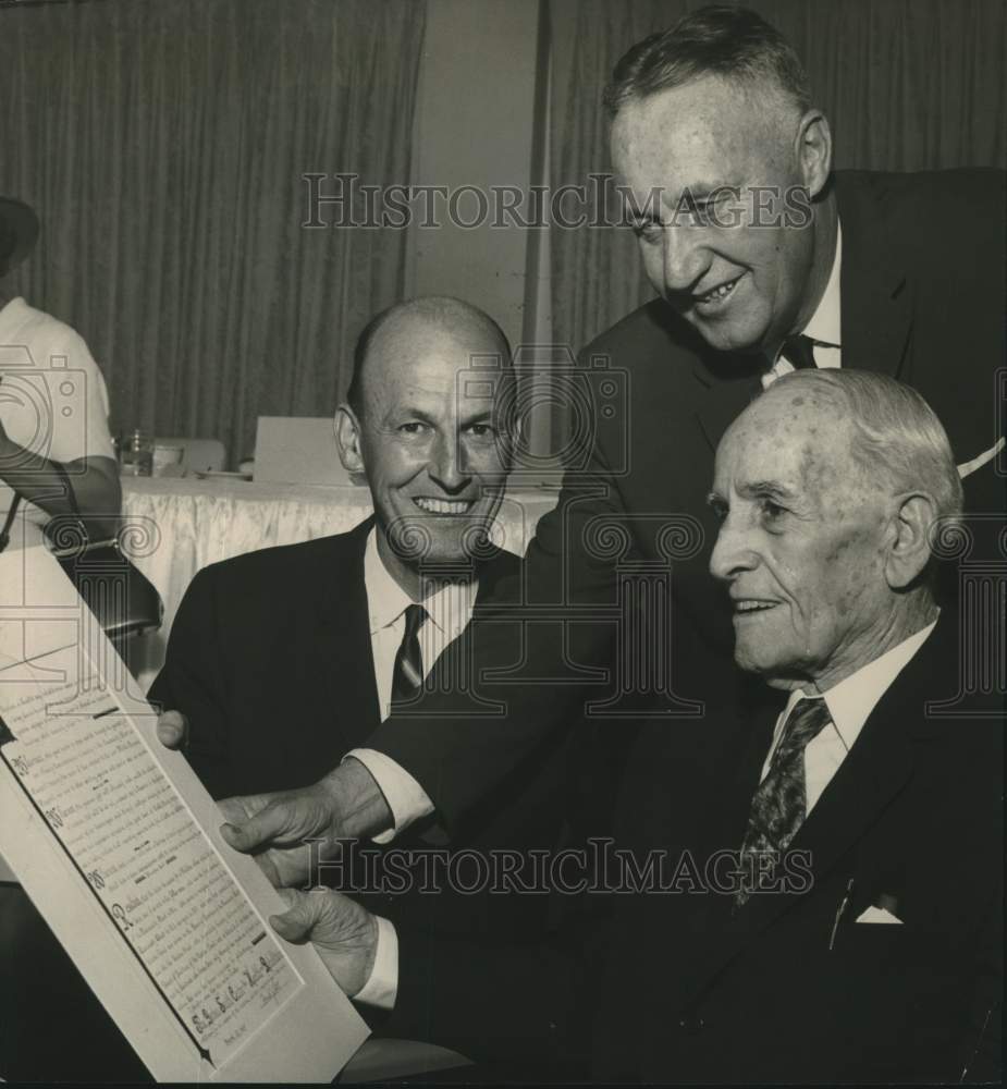 1964 Press Photo Gordon Smith Sr. awarded scroll, Alabama - amra08644- Historic Images