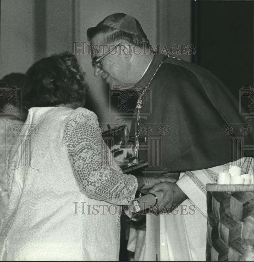 1989 Press Photo Priest helping a woman at church service, Alabama- Historic Images