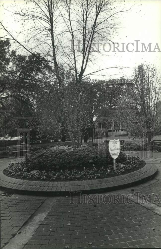 1987 Press Photo Mobile Chamber of Commerce flower garden, Alabama- Historic Images