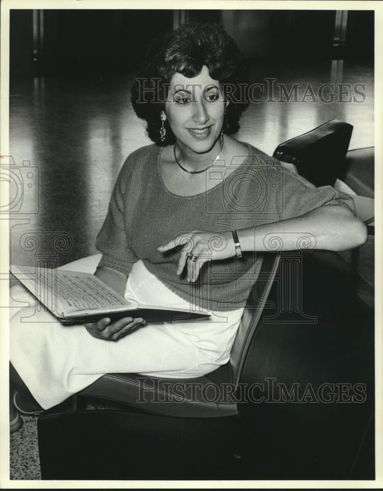 1985 Press Photo Linda Zoghby, singer - amra08684- Historic Images