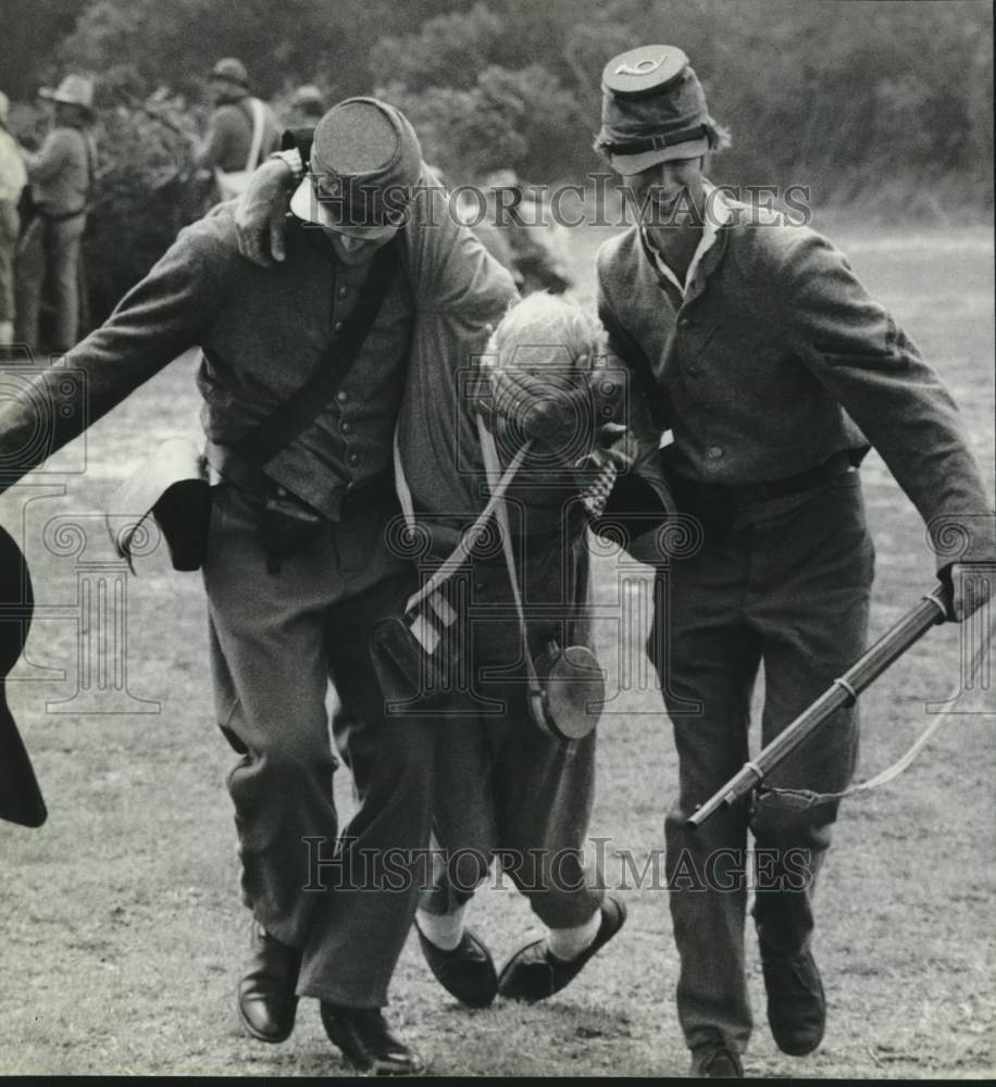 1985 Press Photo Civil War Reenactors Help Wounded Soldier- Historic Images