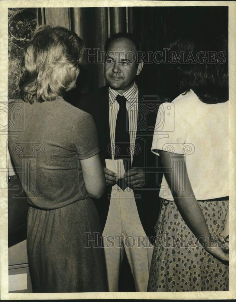 1982 Press Photo Paul Leverett speaking to group, Alabama- Historic Images