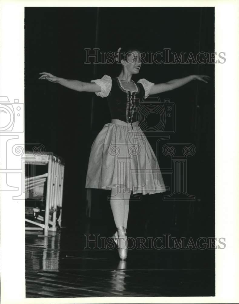 1990 Press Photo Ballerina at AYWY Contest, Alabama - amra08971- Historic Images