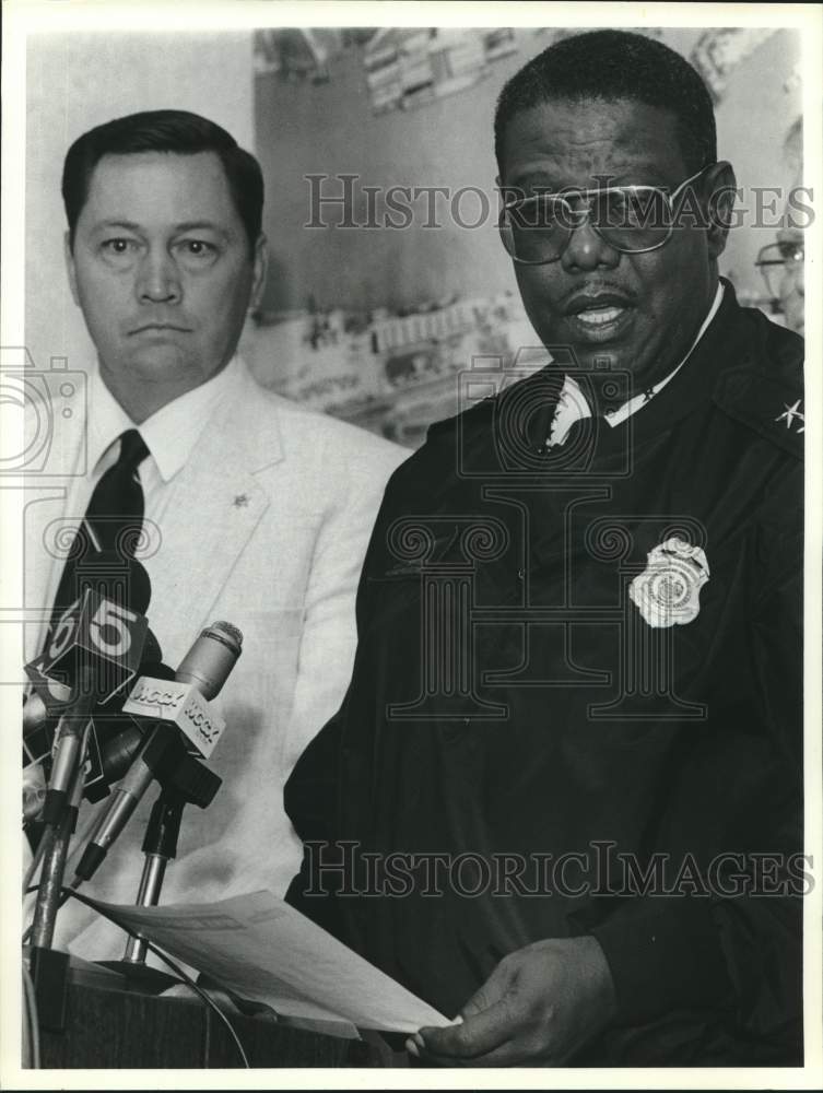 1990 Press Photo Mobile Police Chief Harold Johnson at press conference, Alabama- Historic Images