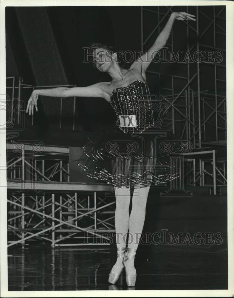 1990 Press Photo Ballerina on Stage, Texas- Historic Images