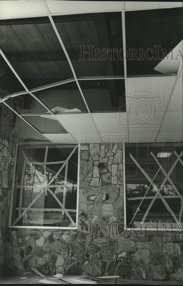 1985 Press Photo Hurricane Damage to Exterior of Bayou La Batre Community Center- Historic Images