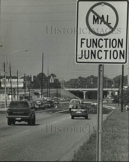 1984 Press Photo Street sign on Pleasant Valley Street, Cottage Hills, Alabama- Historic Images