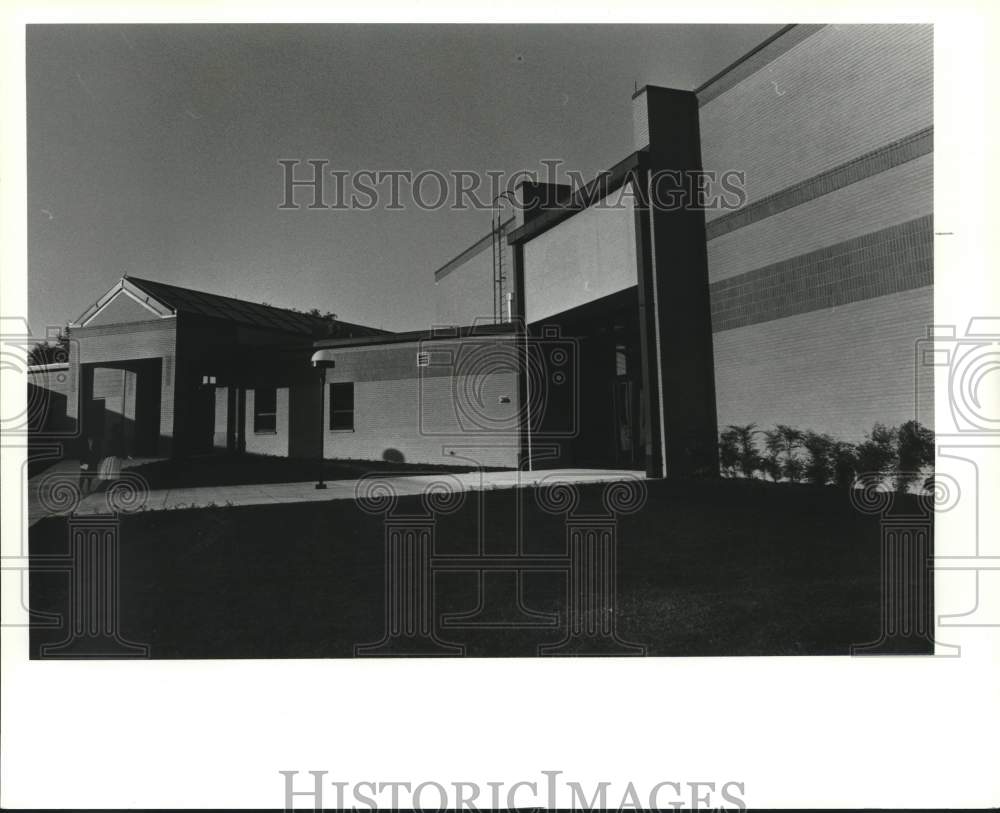 1992 Press Photo Exterior view of a building, Mobile, Alabama- Historic Images