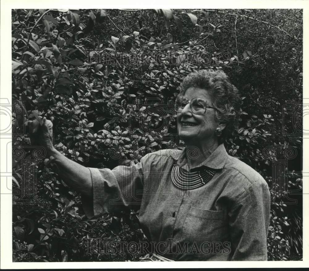 1991 Press Photo Helen Hoskins in a garden, Alabama- Historic Images