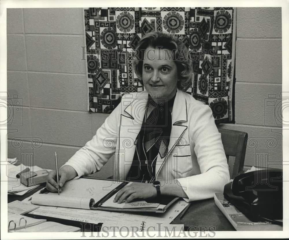 1977 Press Photo OIC ex-director Jean Young at her desk in Alabama - Historic Images