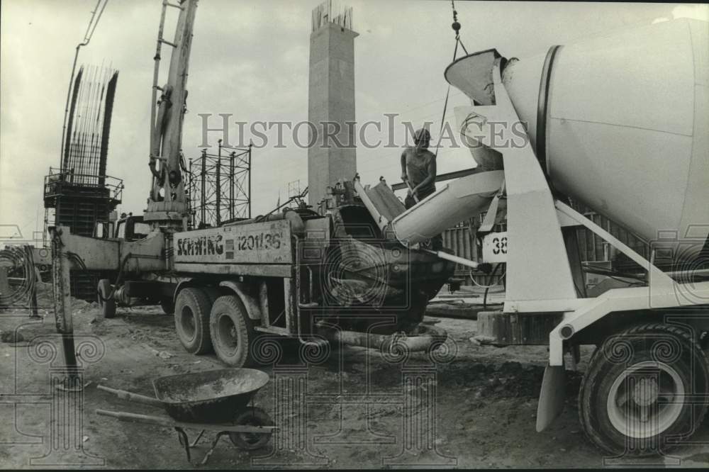 1988 Press Photo Equipment at Cochrane Bridge construction, Alabama- Historic Images