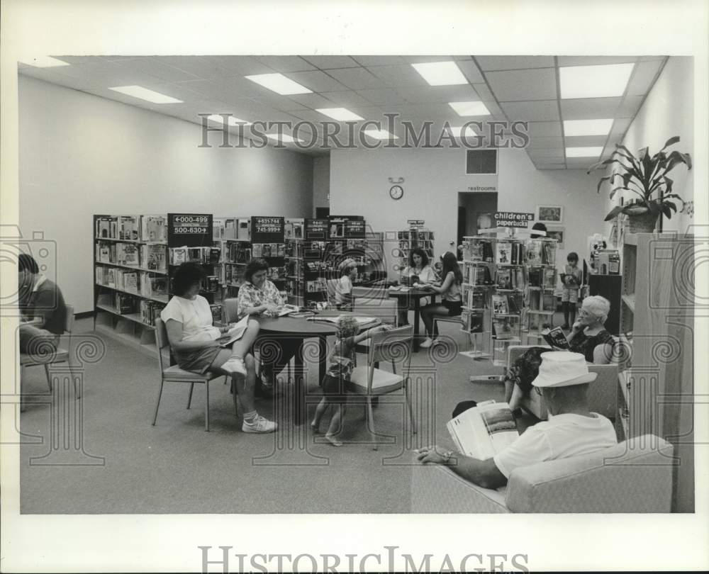 1991 Press Photo People at Mobile Public Library at Tillman&#39;s Corner, Alabama- Historic Images