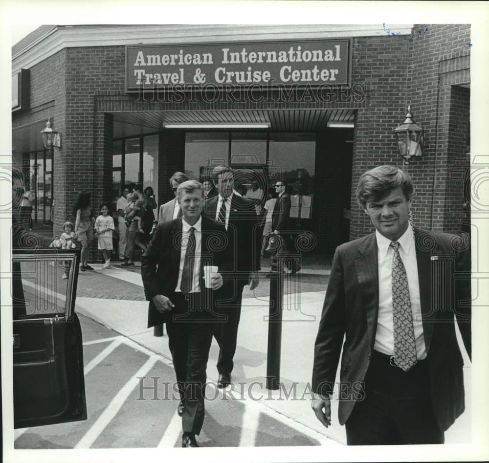 1990 Press Photo Dan Quayle Leaving Plaza, Alabama- Historic Images