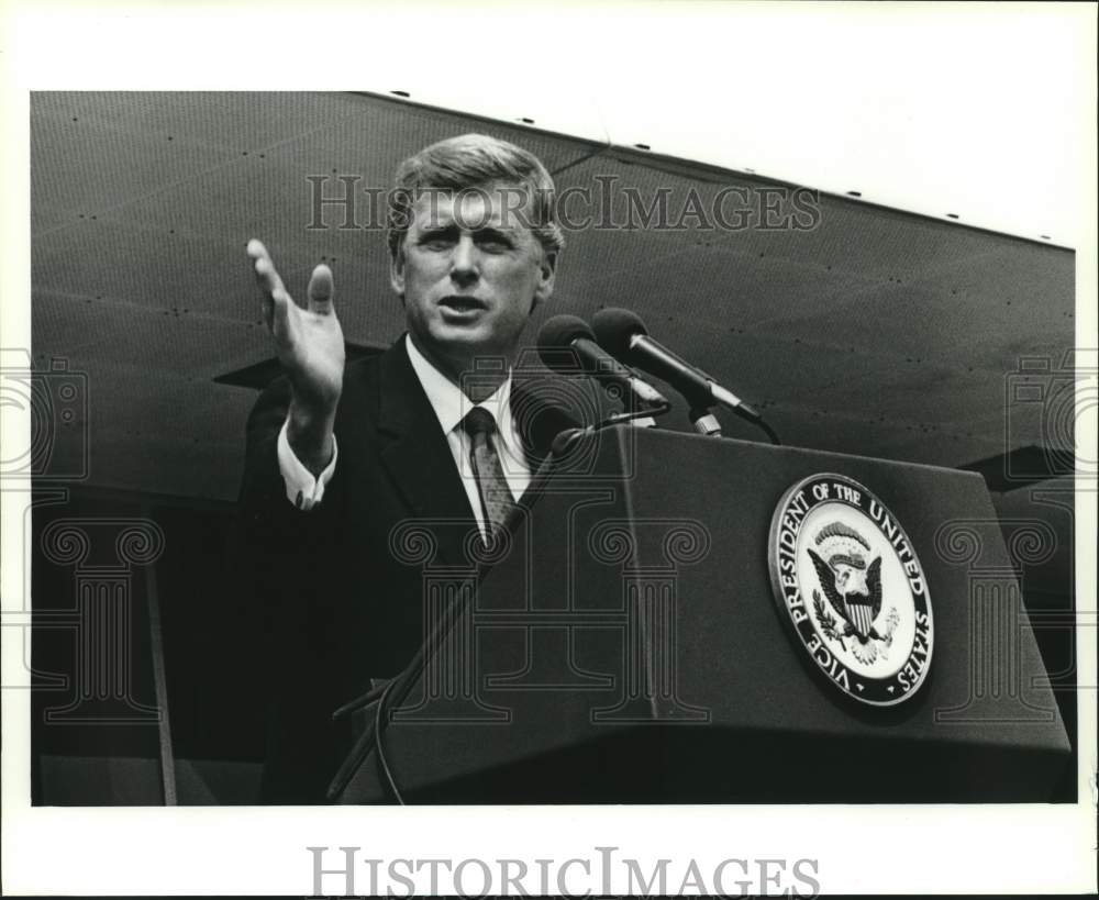 1990 Press Photo Dan Quayle Speaking at Hunt Headquarters, Alabama- Historic Images