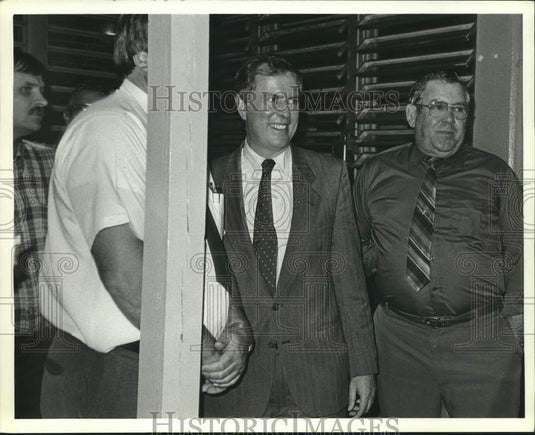 1986 Press Photo Bill Baxley With Supporters, _x0010_Alabama - amra09668- Historic Images