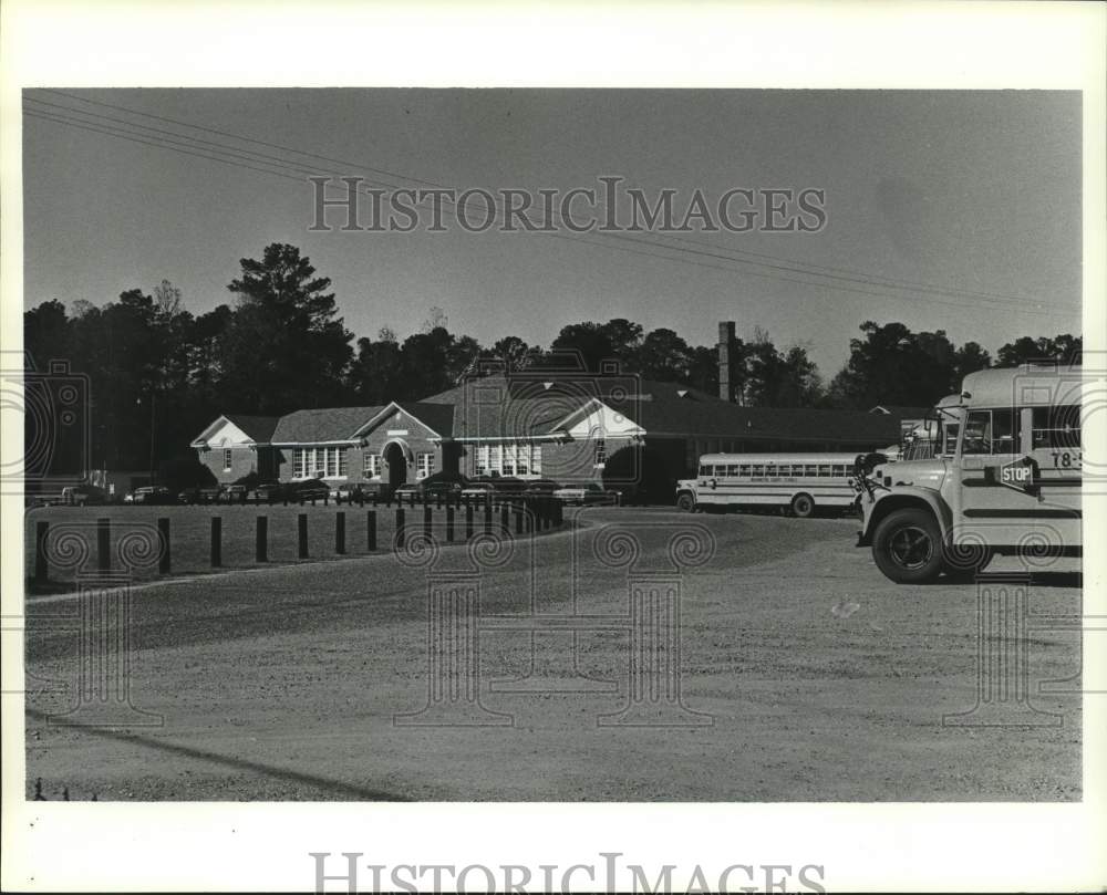 1986 Press Photo Exterior view school and school buses, Leroy, Alabama- Historic Images