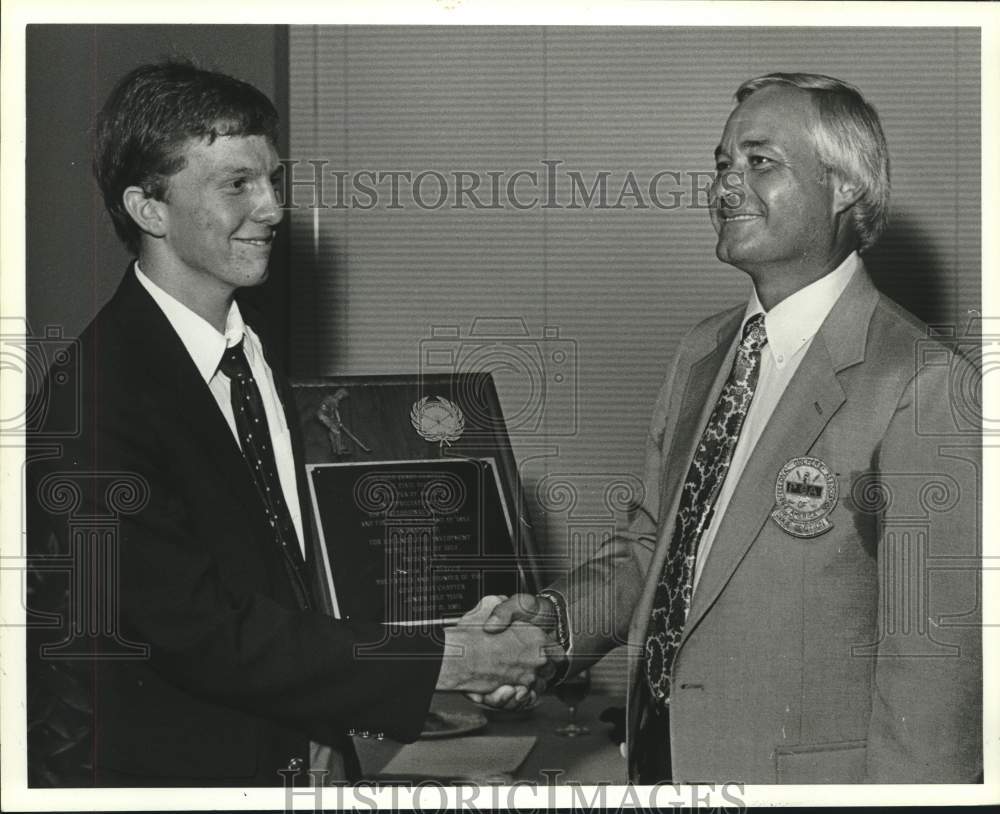 1987 Press Photo Jimmy Green Jr. receiving an award, Alabama- Historic Images