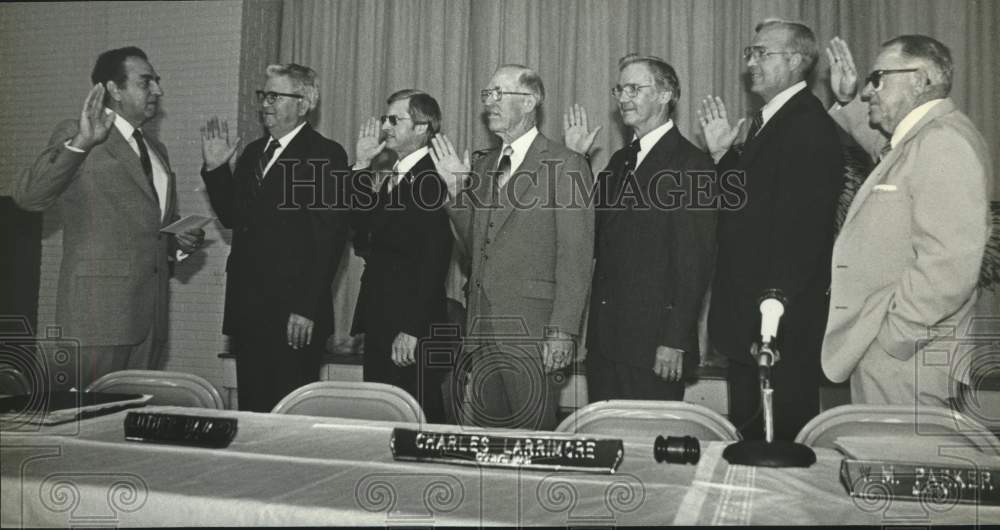 1984 Press Photo Judge Michael Zoghby swearing in Chickasaw Council, Alabama- Historic Images