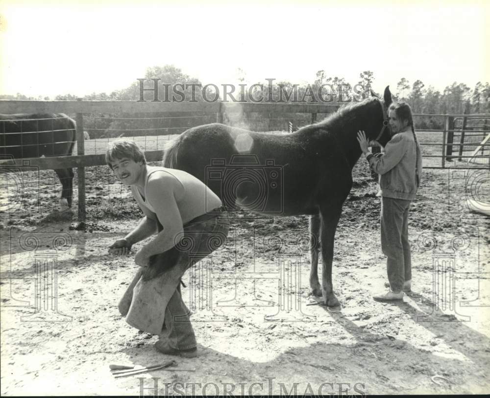 Press Photo A farrier horseshoeing a horse, Alabama - amra10005- Historic Images