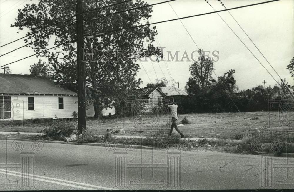 1986 Press Photo A man walking down Davis Avenue, Mobile, Alabama- Historic Images