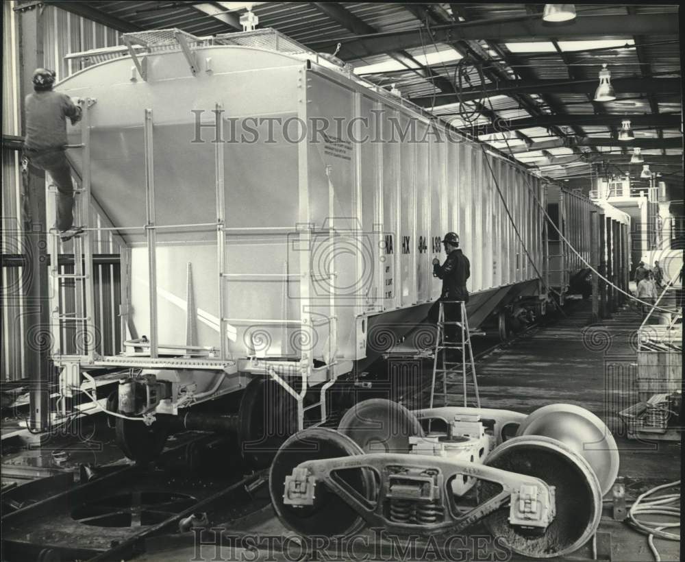 1979 Press Photo Ingalls Shipbuilding Railcars assembly line, Alabama- Historic Images