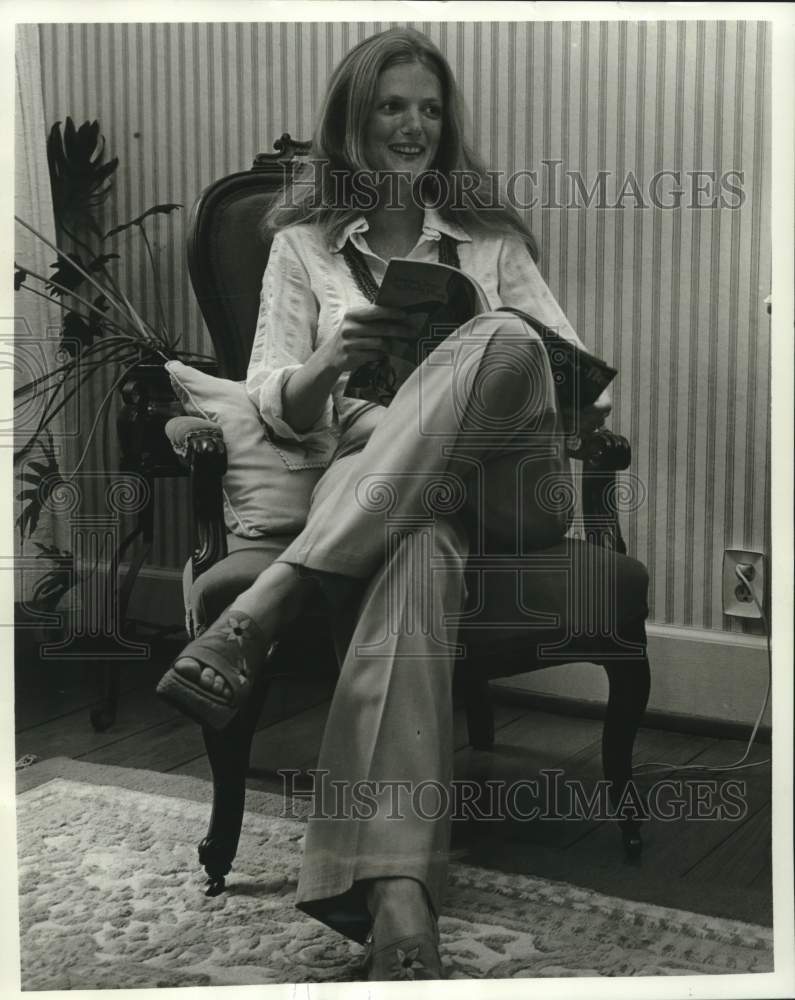 1974 Press Photo Mardi Gras Queen Virginia Taylor reads book in Alabama - Historic Images