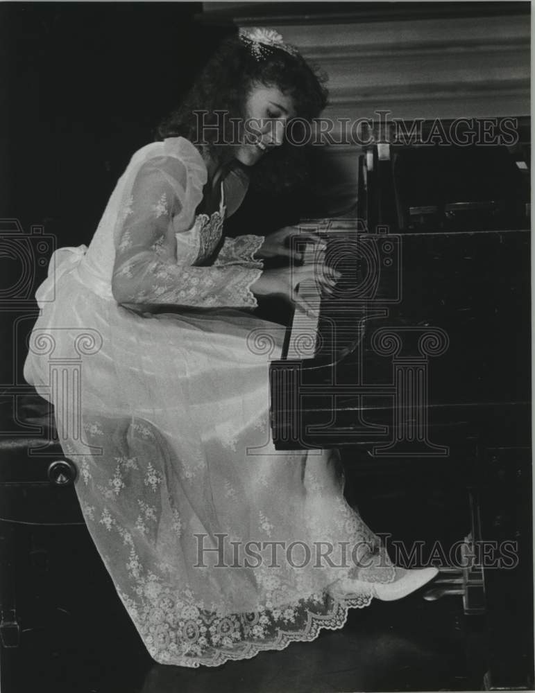 1989 Press Photo Jr. Miss contestant from North Carolina plays piano in Alabama- Historic Images