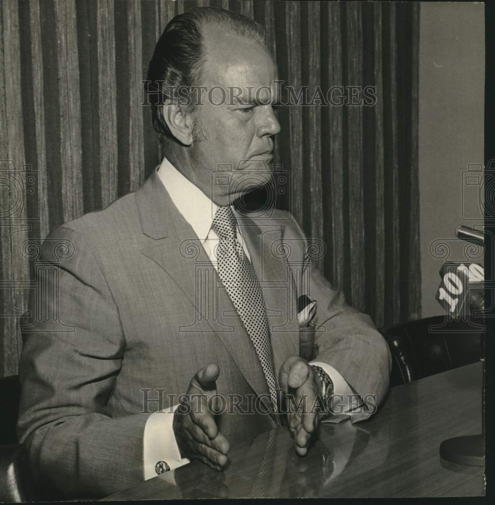 1971 Press Photo Man at Press Conference, Alabama- Historic Images