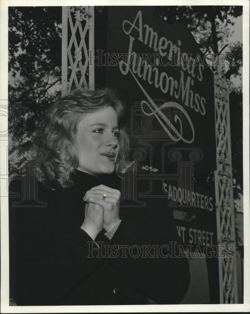 1982 Press Photo 1981 America&#39;s Junior Miss Kim Smith Stands by Headquarter Sign- Historic Images