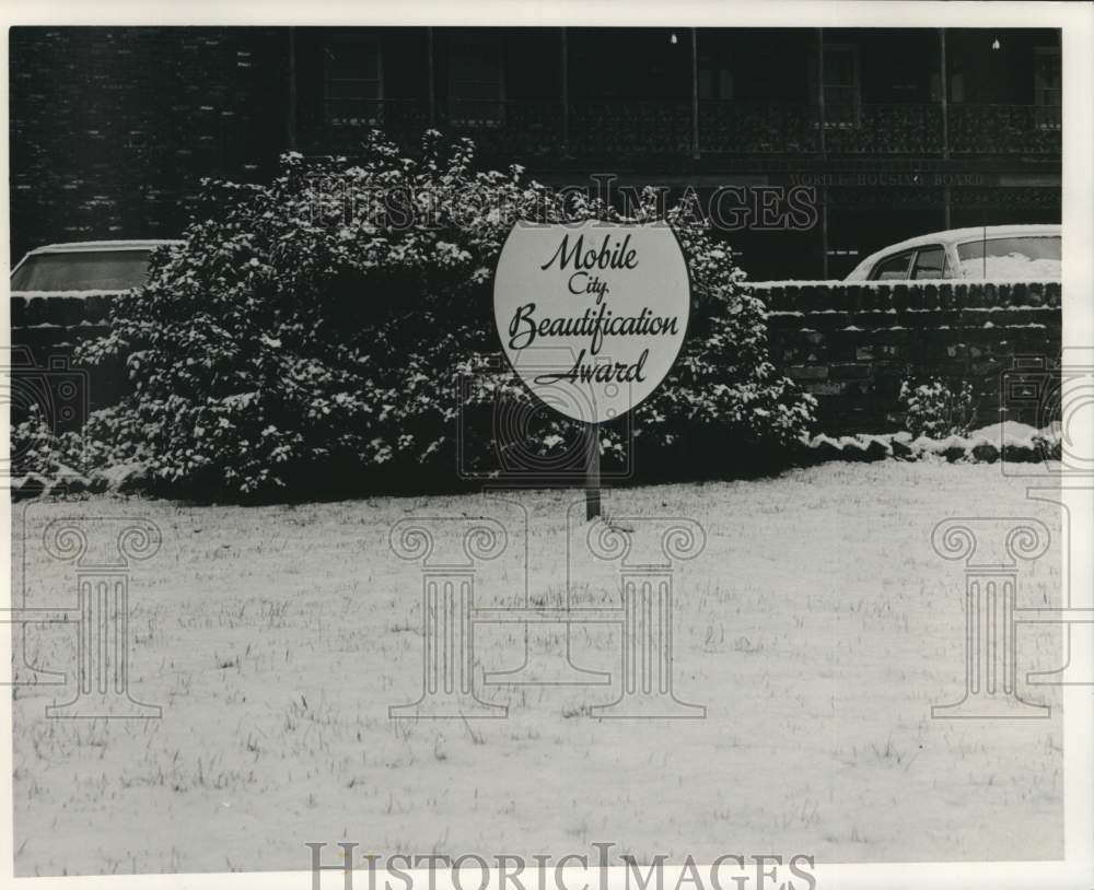 1977 Press Photo Snow covered Mobile City Beautification Award sign, Alabama- Historic Images