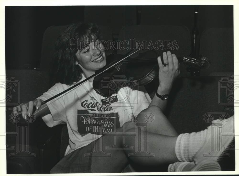 1991 Press Photo Jr. Miss contestant Suzanne Taylor plays violin in Alabama- Historic Images