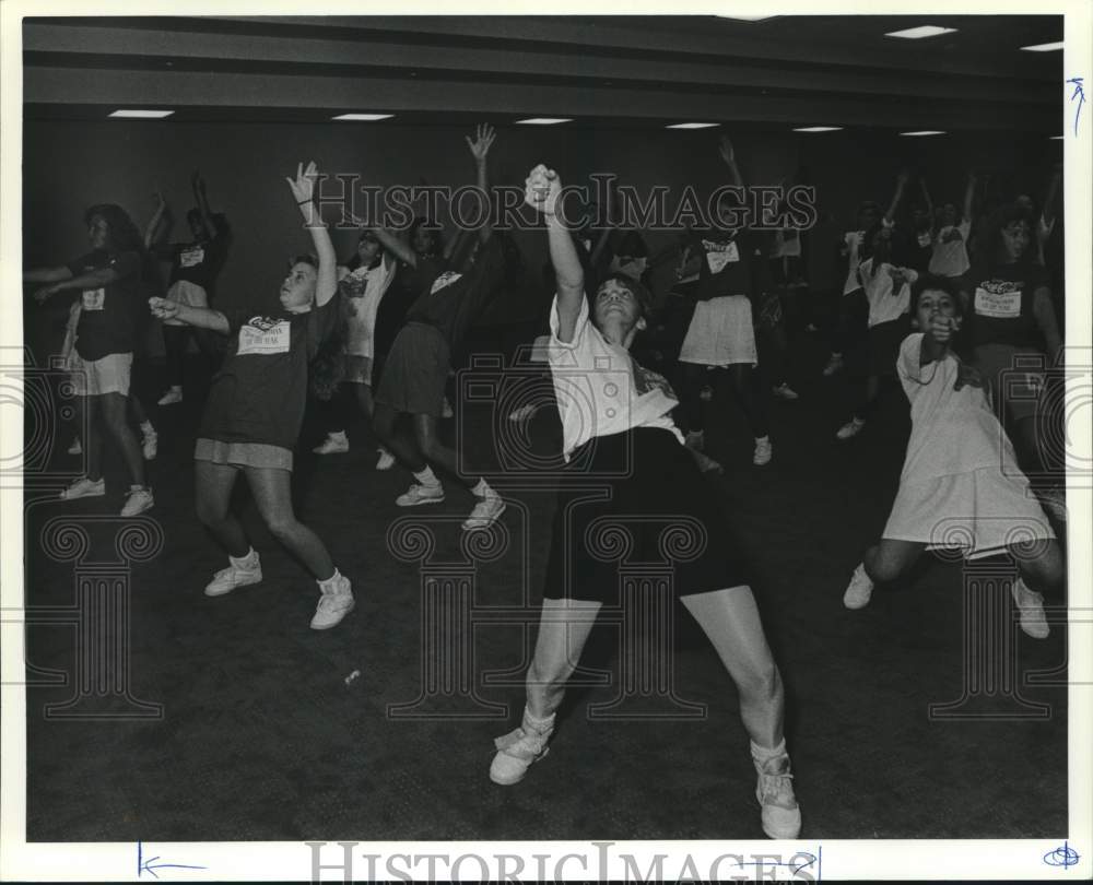 1990 Press Photo Jr. Miss contestants practice routine in Alabama - Historic Images