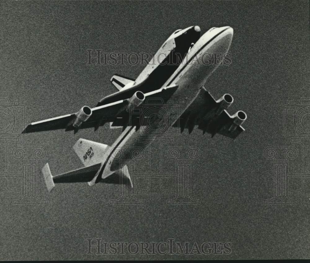 1984 Press Photo Space Shuttle Enterprise being transported by a jet, Alabama- Historic Images