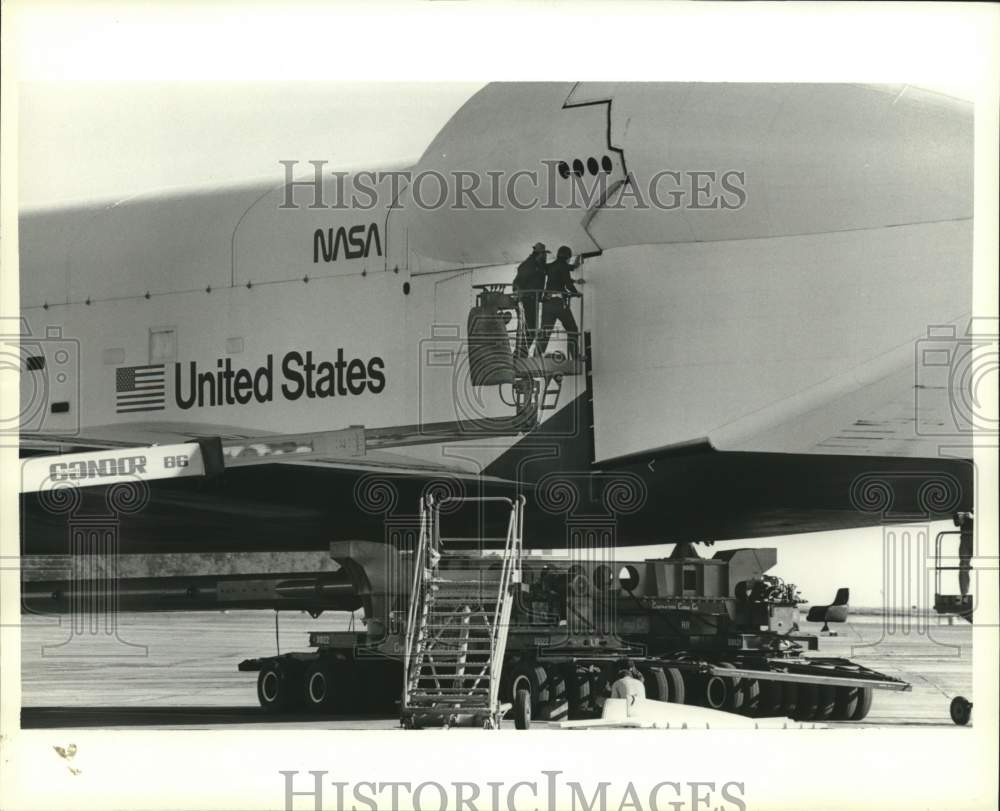 1984 Press Photo Workmen inspecting space shuttle Enterprise, Alabama- Historic Images