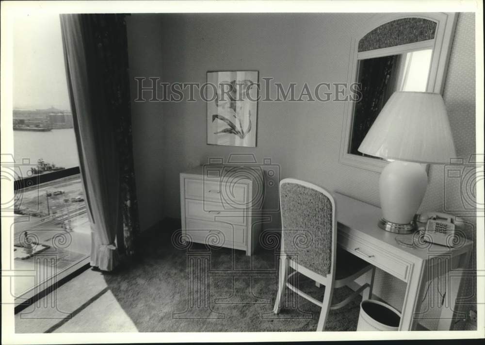 1983 Press Photo Interior of a corner room at Riverview Hotel, Alabama- Historic Images