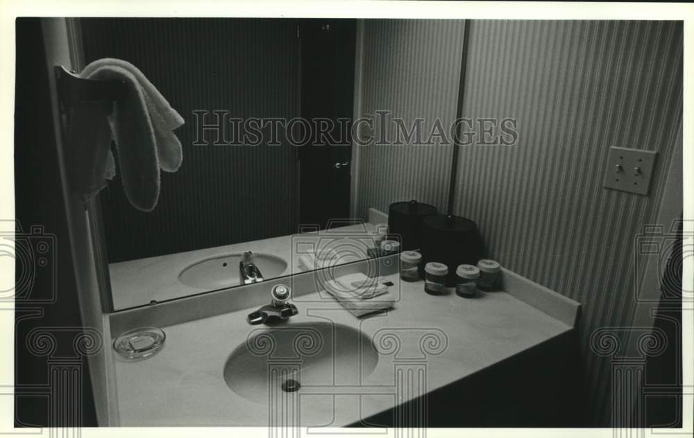 1983 Press Photo Interior of the lavatory Riverview Hotel, Alabama- Historic Images