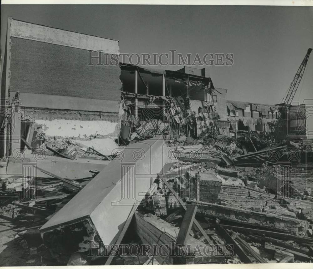 1981 Press Photo Sears Building demolition for Riverview Hotel site, Alabama- Historic Images