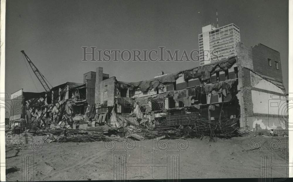 1981 Press Photo Sears Building demolition for Radisson Riverview Hotel, Alabama- Historic Images