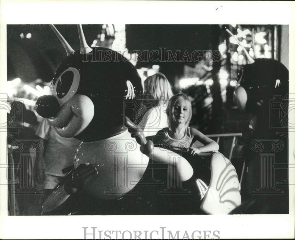 1990 Press Photo Children on caterpillar ride at Gulf Fair in Alabama - Historic Images