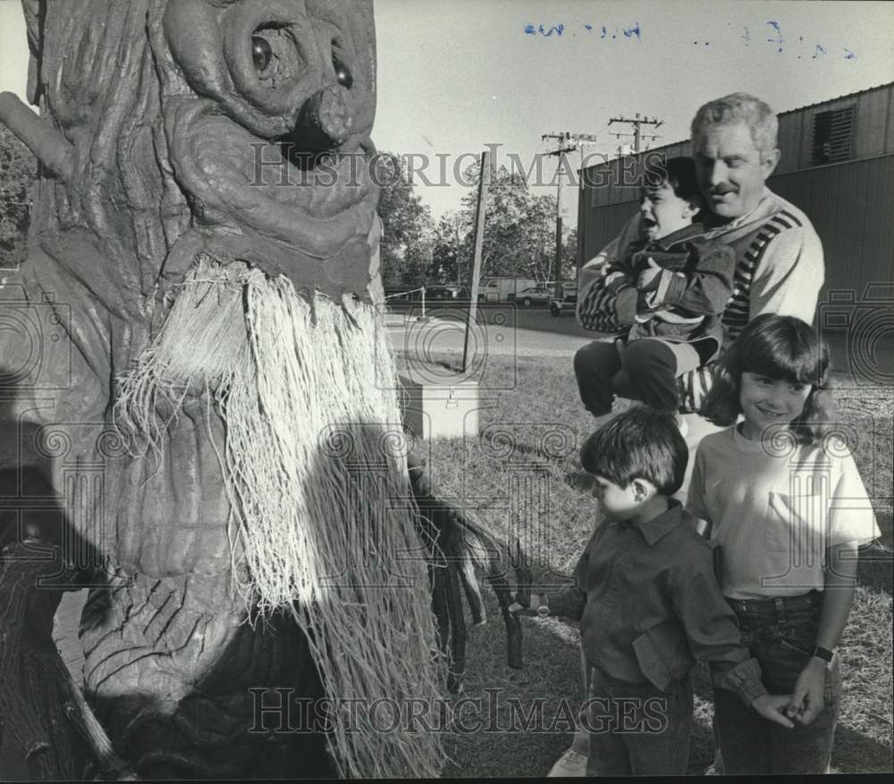 1988 Press Photo The Pullin Family from Saraland, Alabama with Talking Tree- Historic Images