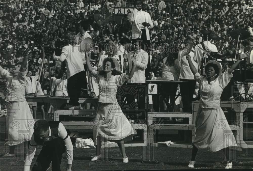 1989 Press Photo â€œUp with Peopleâ€ performance during halftime in Alabama- Historic Images