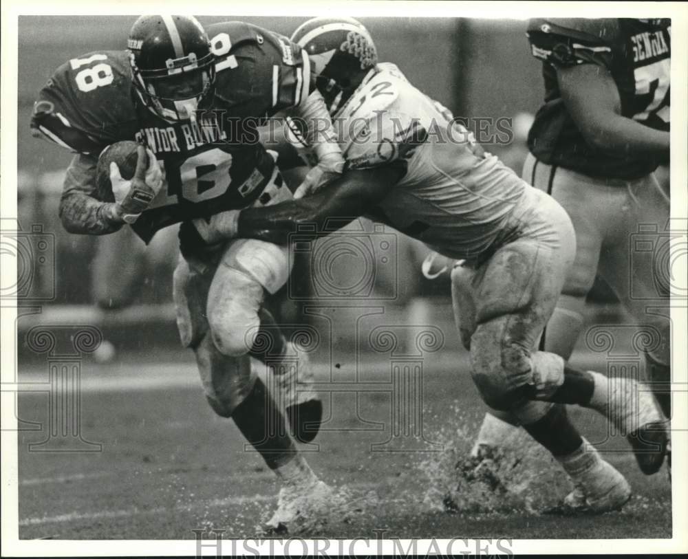 1992 Press Photo Senior Bowl football players on wet field in Alabama - Historic Images