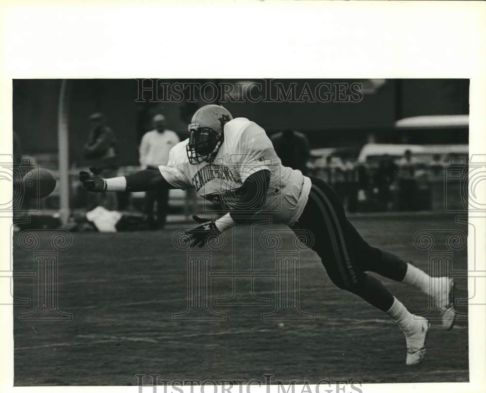 1991 Press Photo Senior Bowl football player catches ball in Alabama - Historic Images