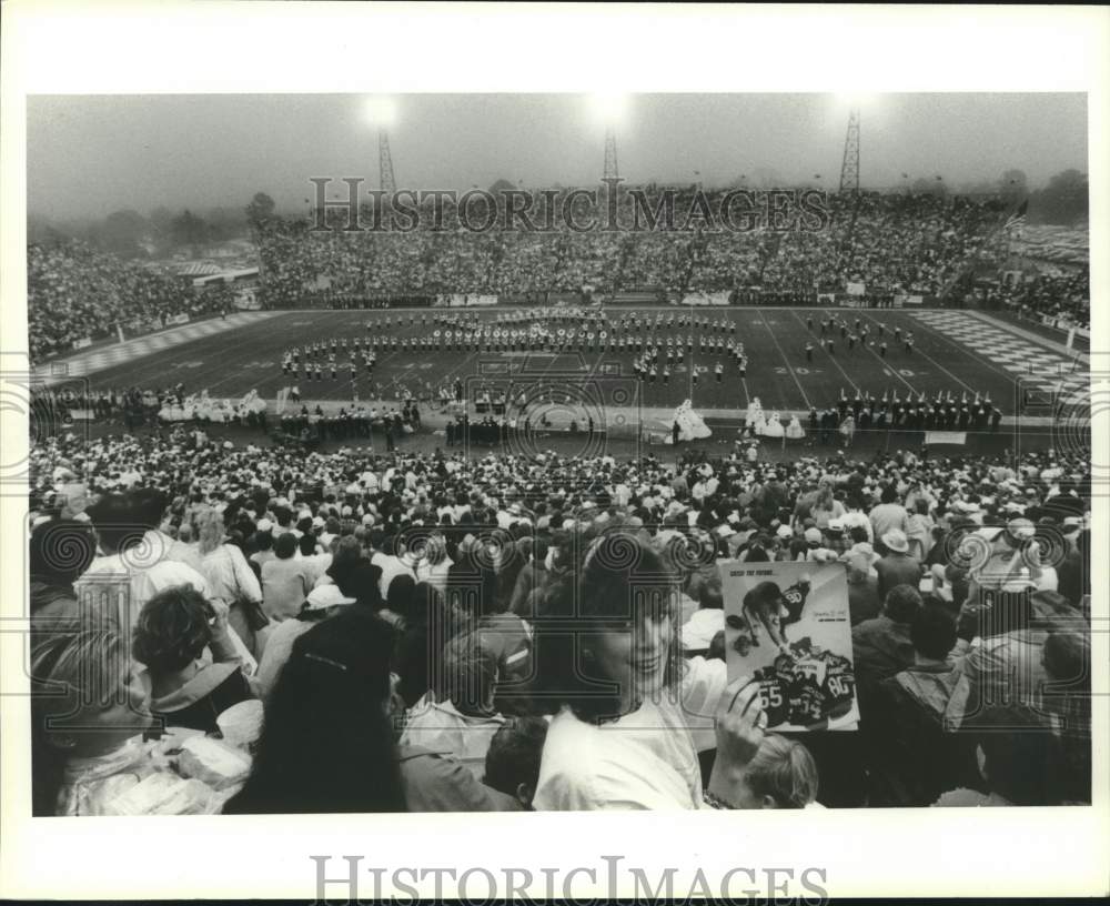 1990 Press Photo Lisa G. Wells With Program at Senior Bowl, Alabama- Historic Images