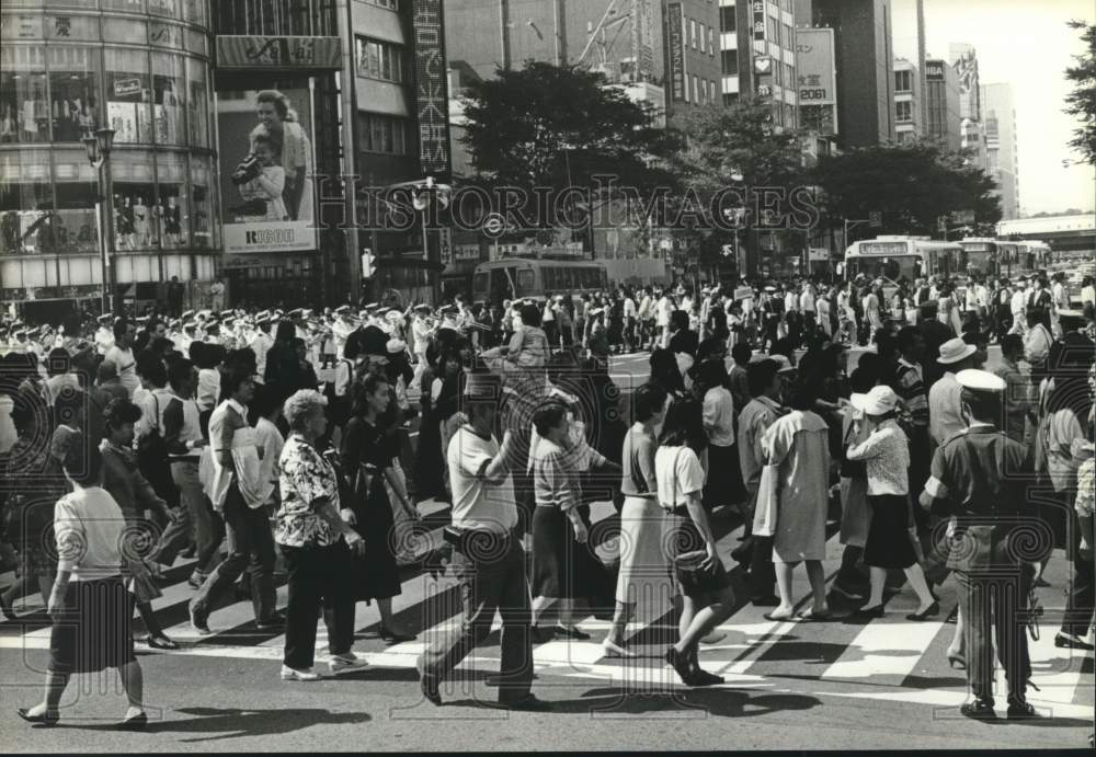 1987 Press Photo Heavy crosswalk traffic in Japan- Historic Images