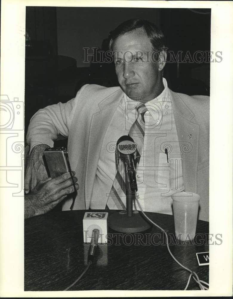 1984 Press Photo Football coach Pat Dye speaks to press in Alabama - amrx00315- Historic Images