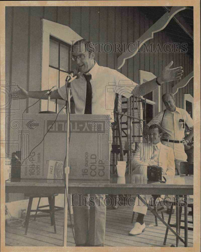 1976 Press Photo Jim Thompson speaks at Event - ata04786- Historic Images